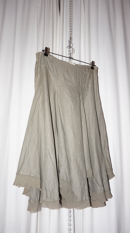 Layered a symmetric viscose skirt in green