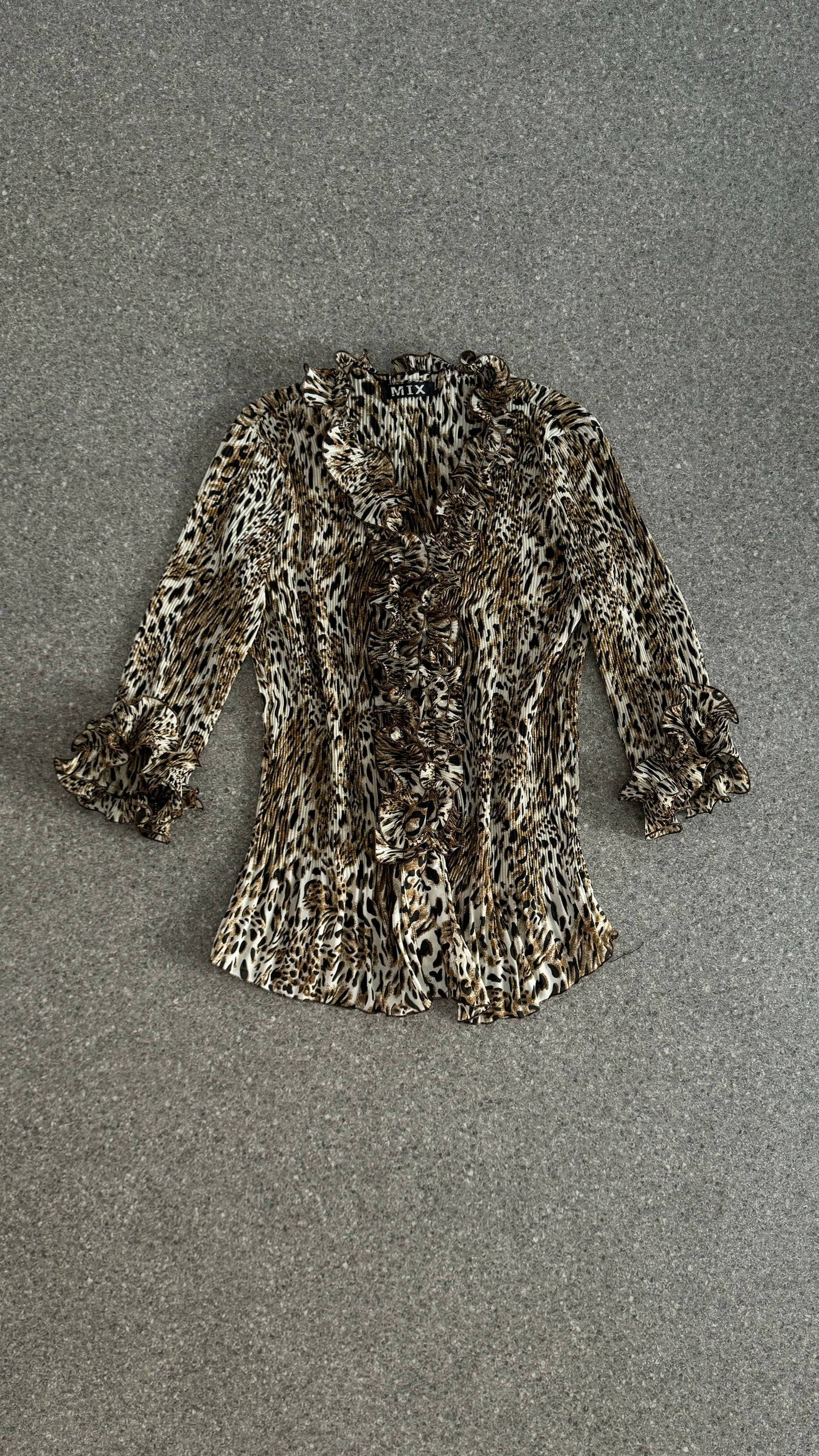 Mid length sleeve shirt with frilled collar in cheetah print