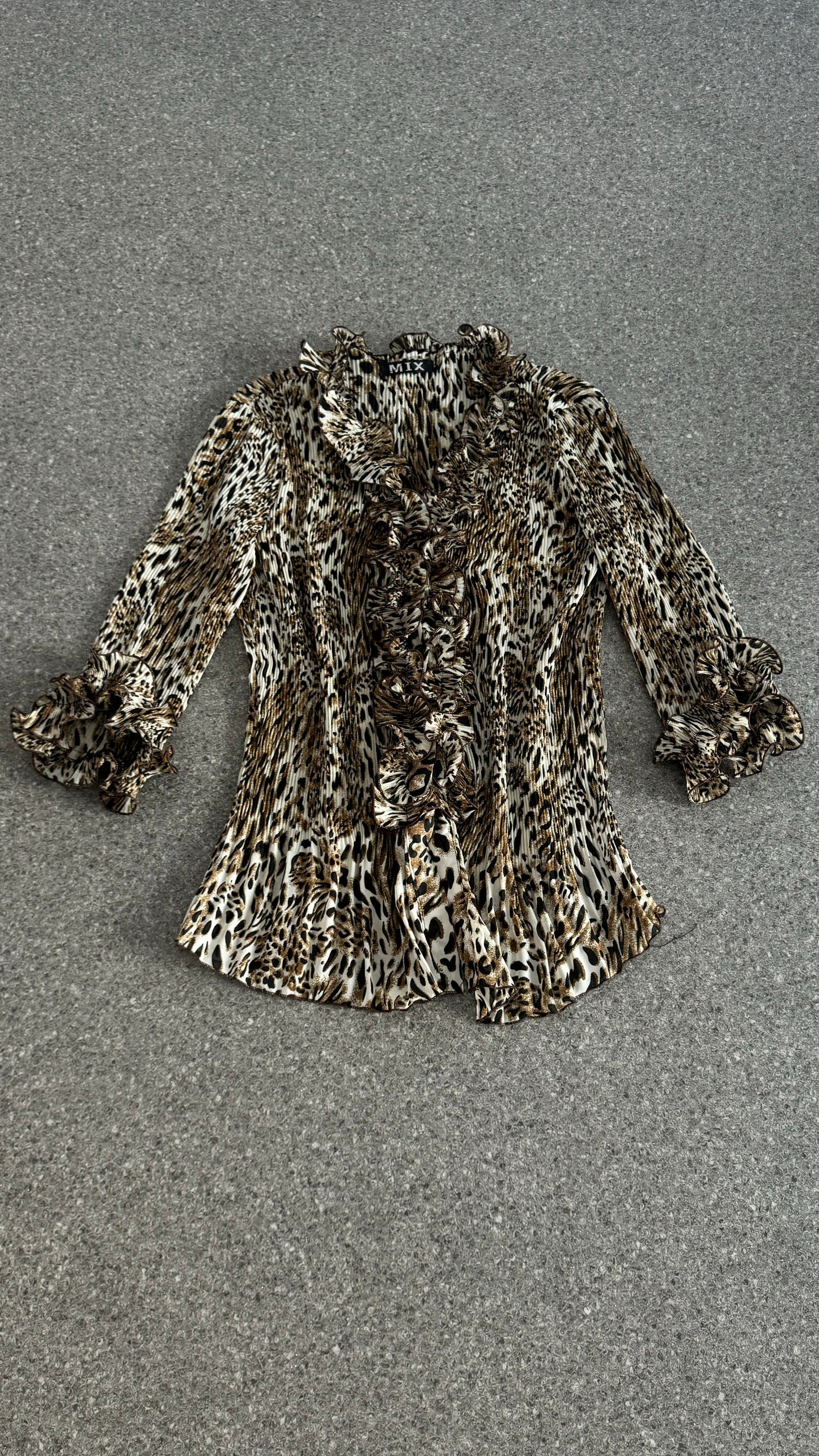 Mid length sleeve shirt with frilled collar in cheetah print