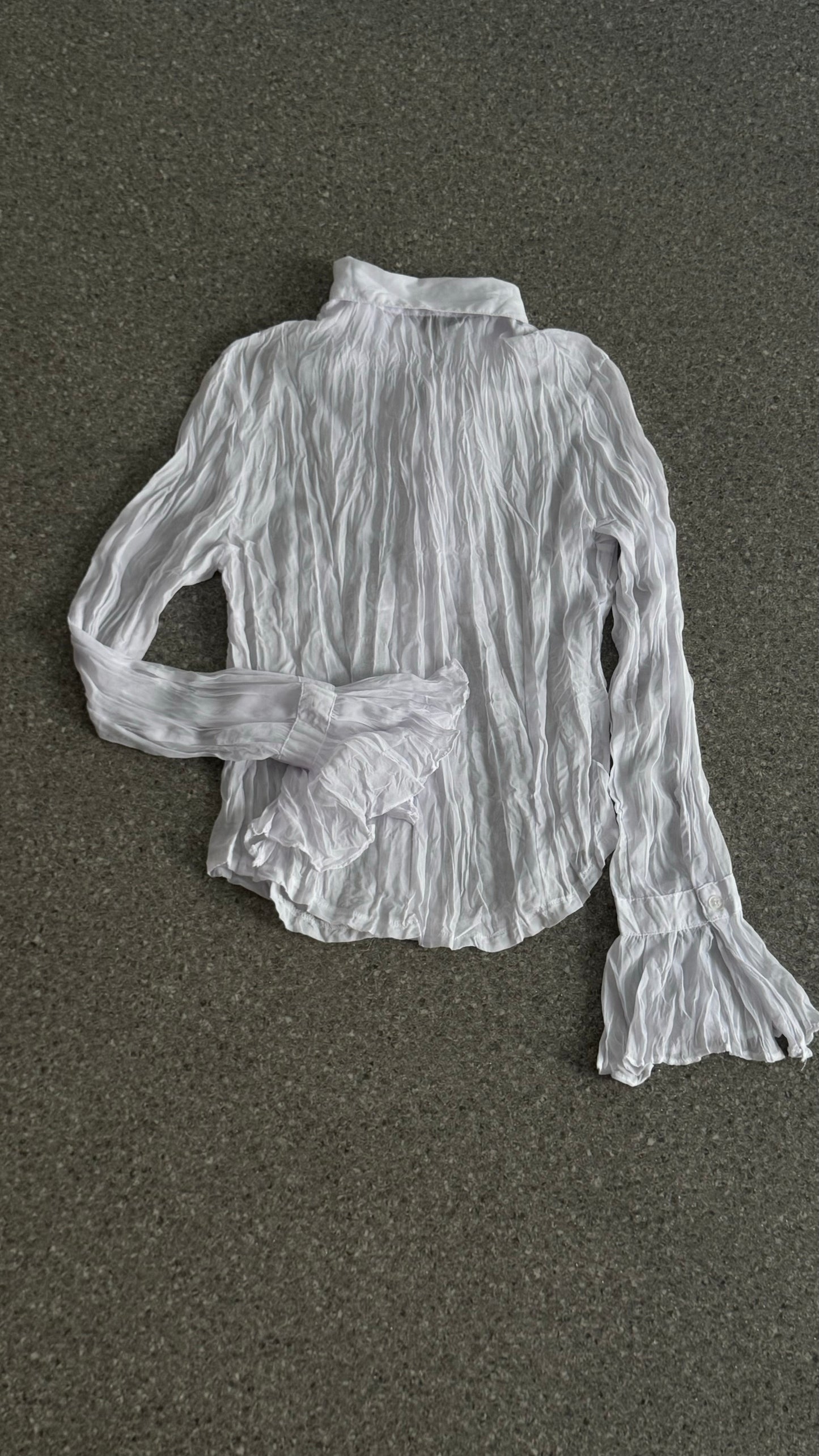 Crepe long sleeve shirt with ruffled collar in white